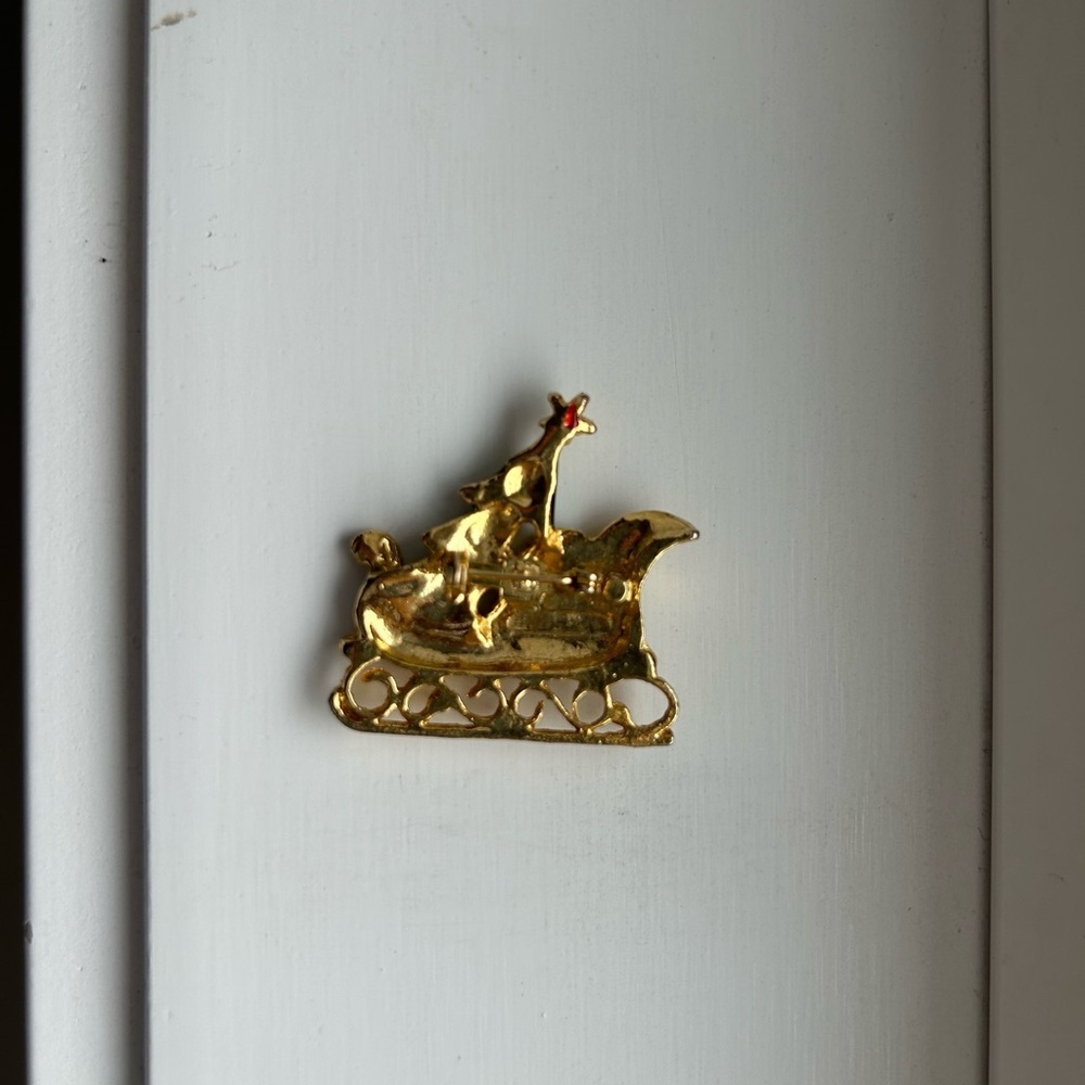 Christmas tree holiday Gold tone and Green Santa Sleigh Brooch pin festive - Picture 2 of 4
